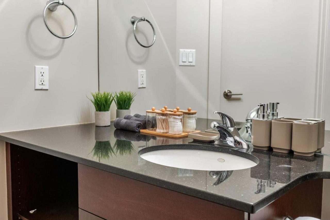 Upscale Penthouse Stay With Mountain & City Views, Free Parking, Bbq Grill, Office Space & More Calgary Exterior photo
