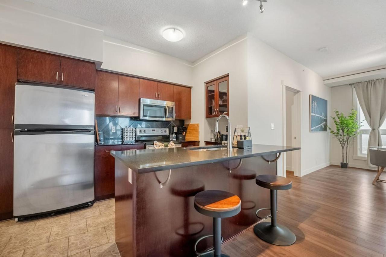 Upscale Penthouse Stay With Mountain & City Views, Free Parking, Bbq Grill, Office Space & More Calgary Exterior photo